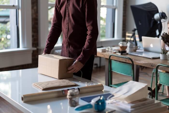 Ein Mann verpackt eine Warensendung